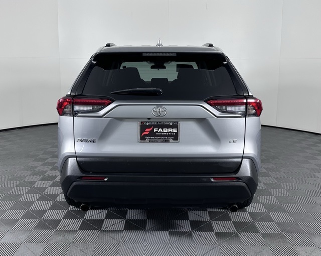 2021 Toyota RAV4 LE photo 4