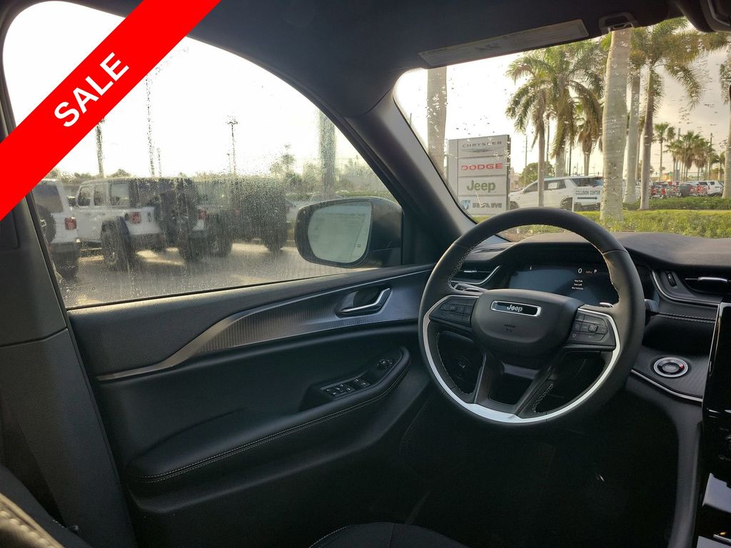 2025 Jeep Grand Cherokee Laredo Altitude photo 14