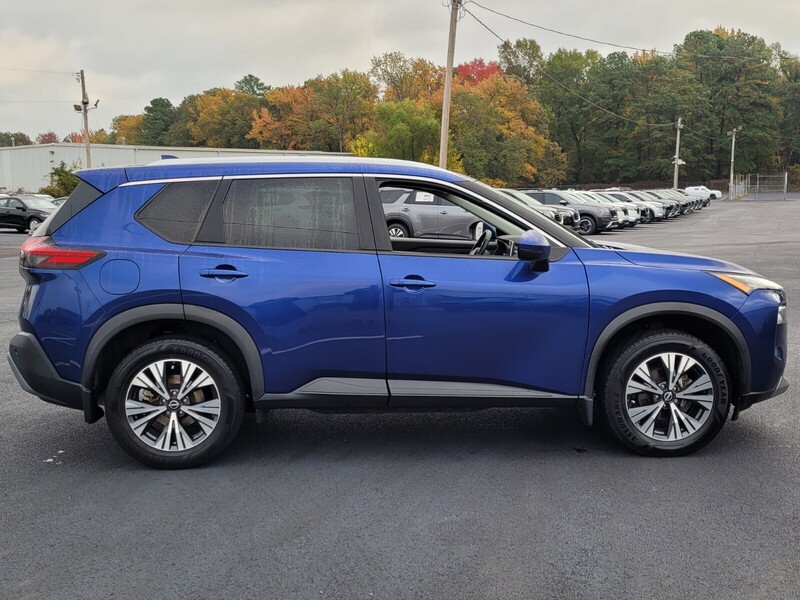2022 Nissan Rogue SV photo 2