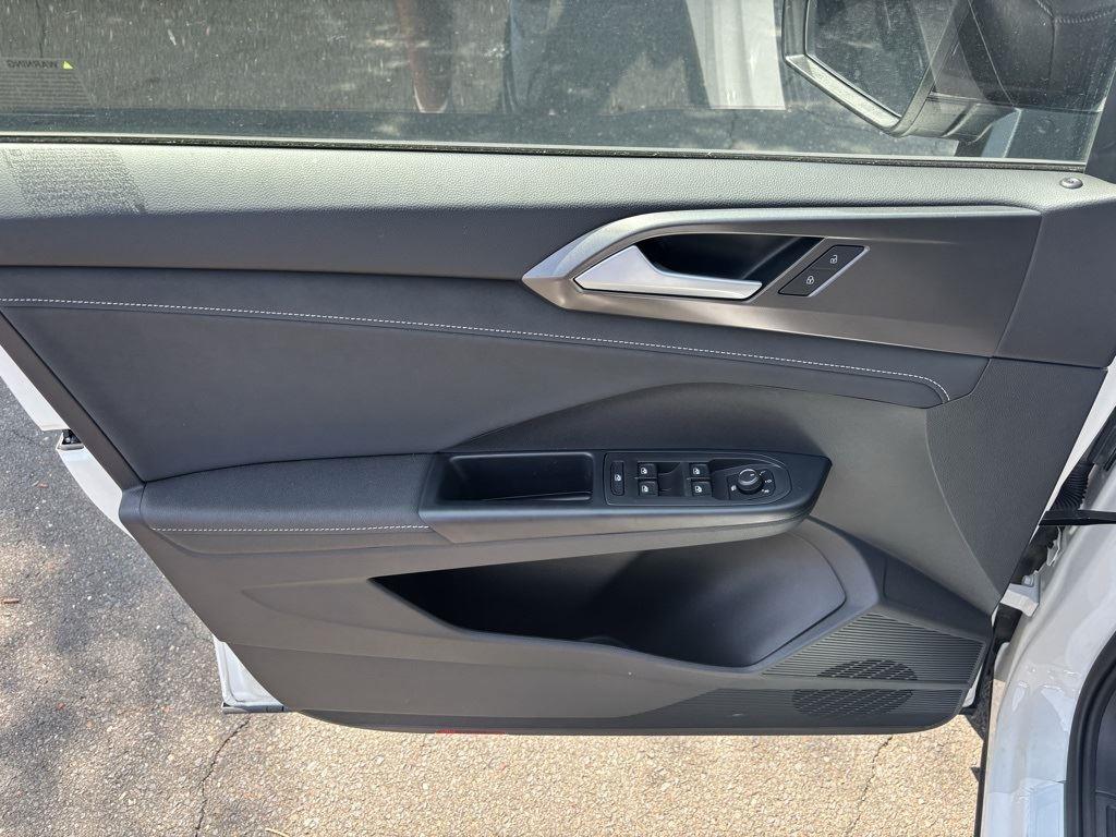 2025 Volkswagen Taos SE photo 10
