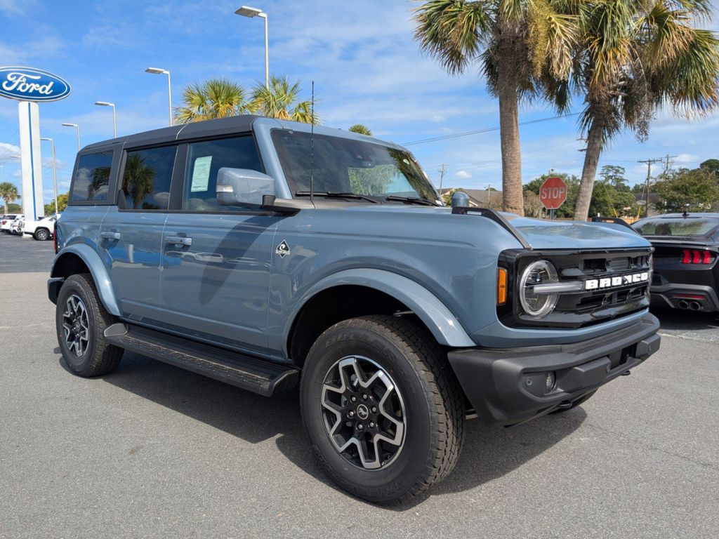 2025 Ford Bronco Outer Banks photo 2