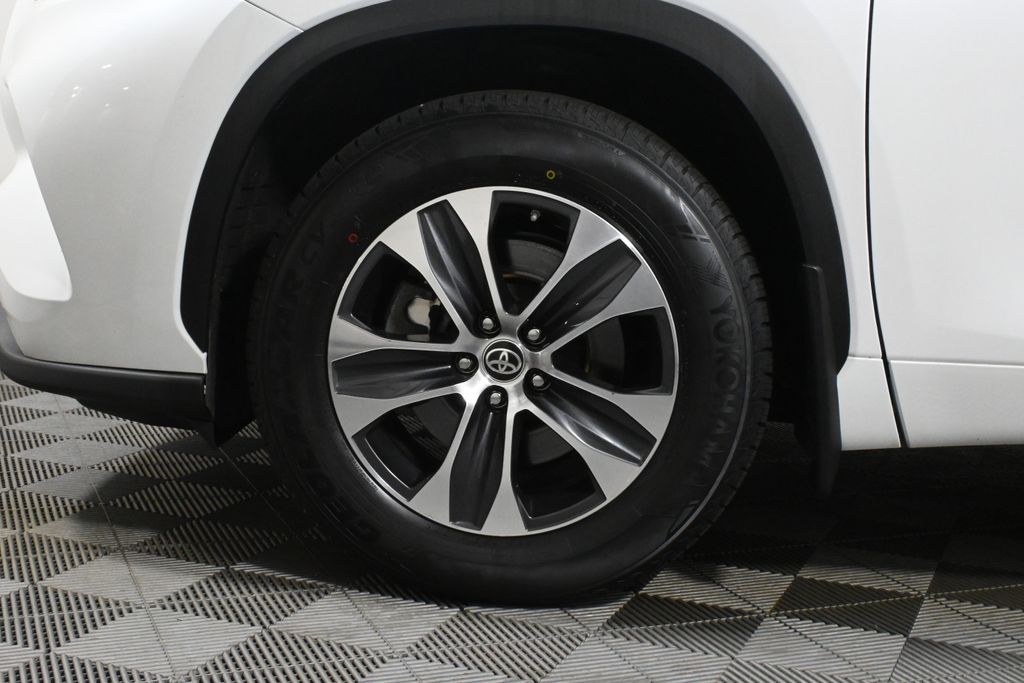 2024 Toyota Highlander XLE photo 11