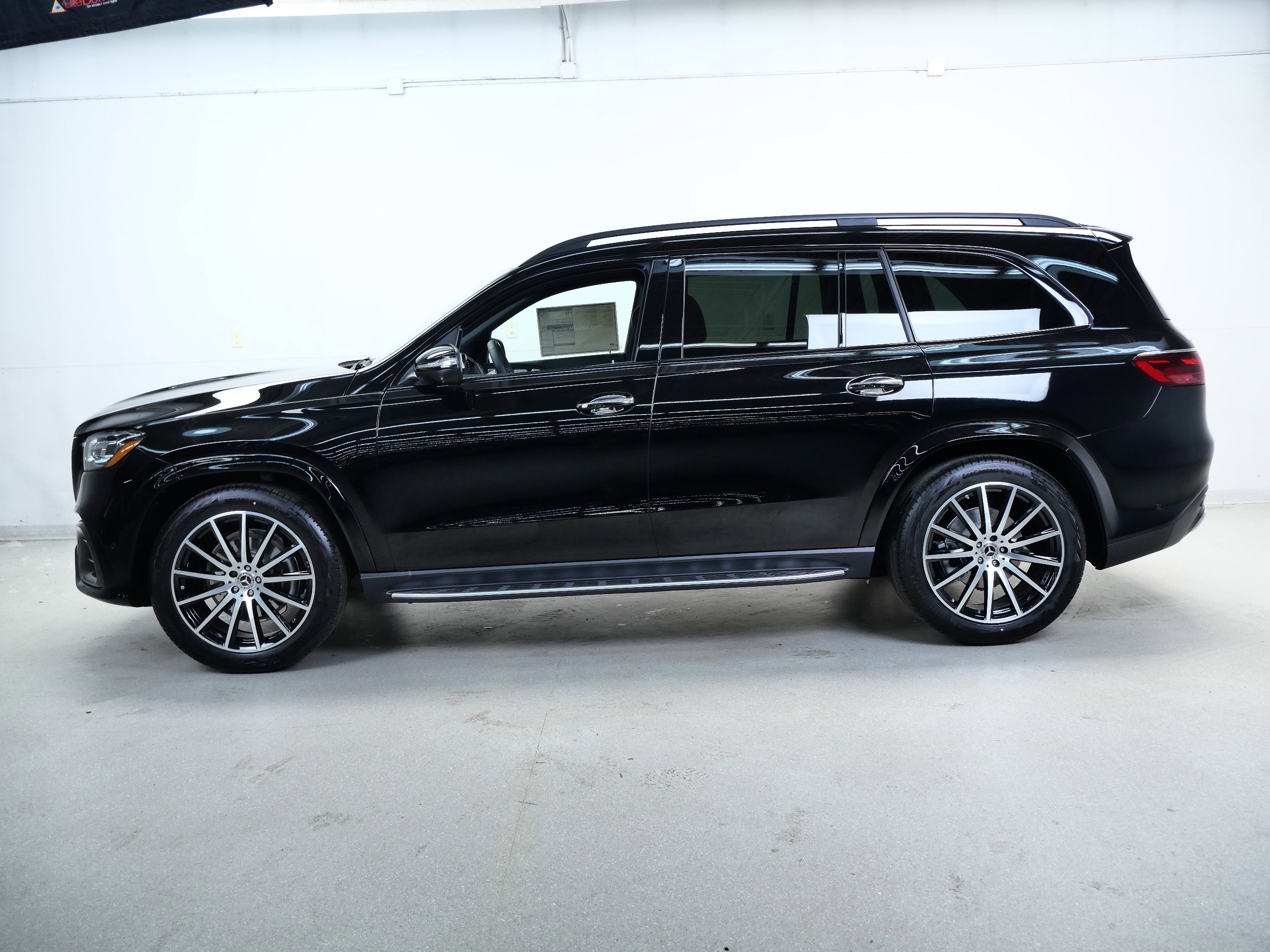 2025 Mercedes Benz GLS 580 4MATIC photo 4