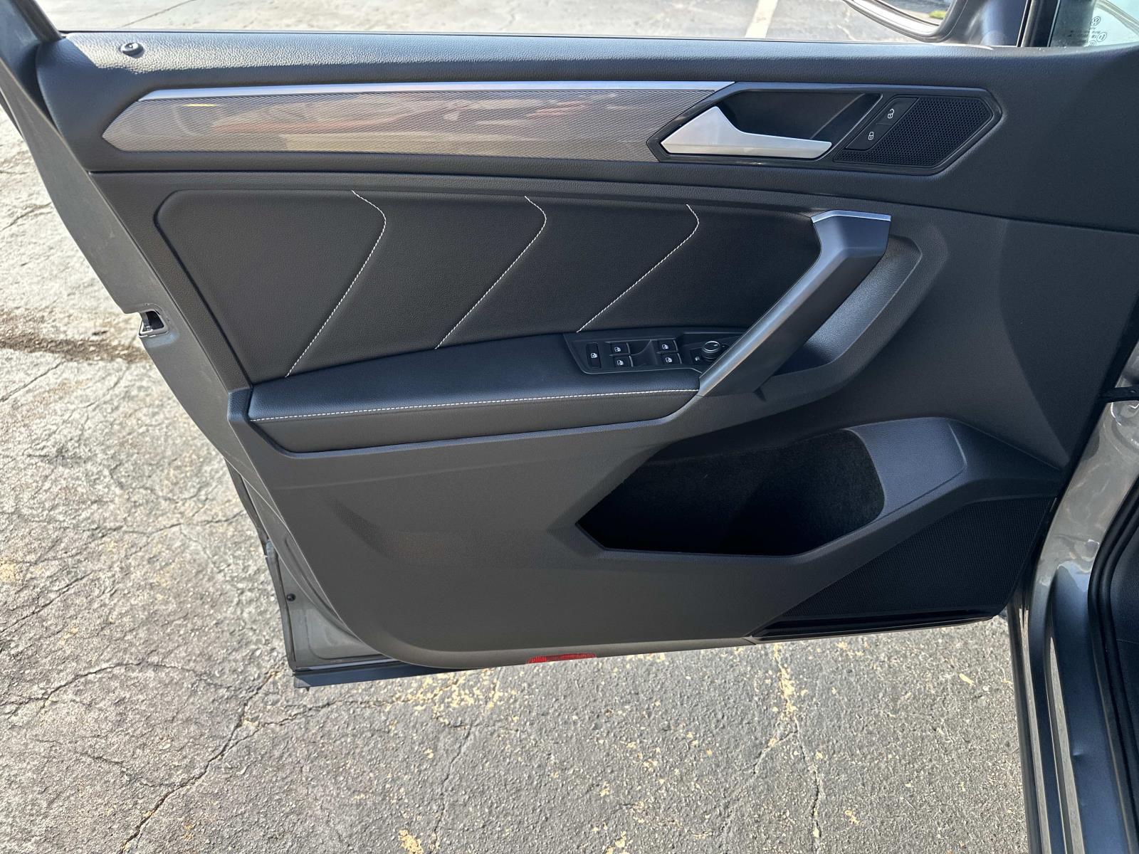 2023 Volkswagen Tiguan Black SE R-Line photo 13