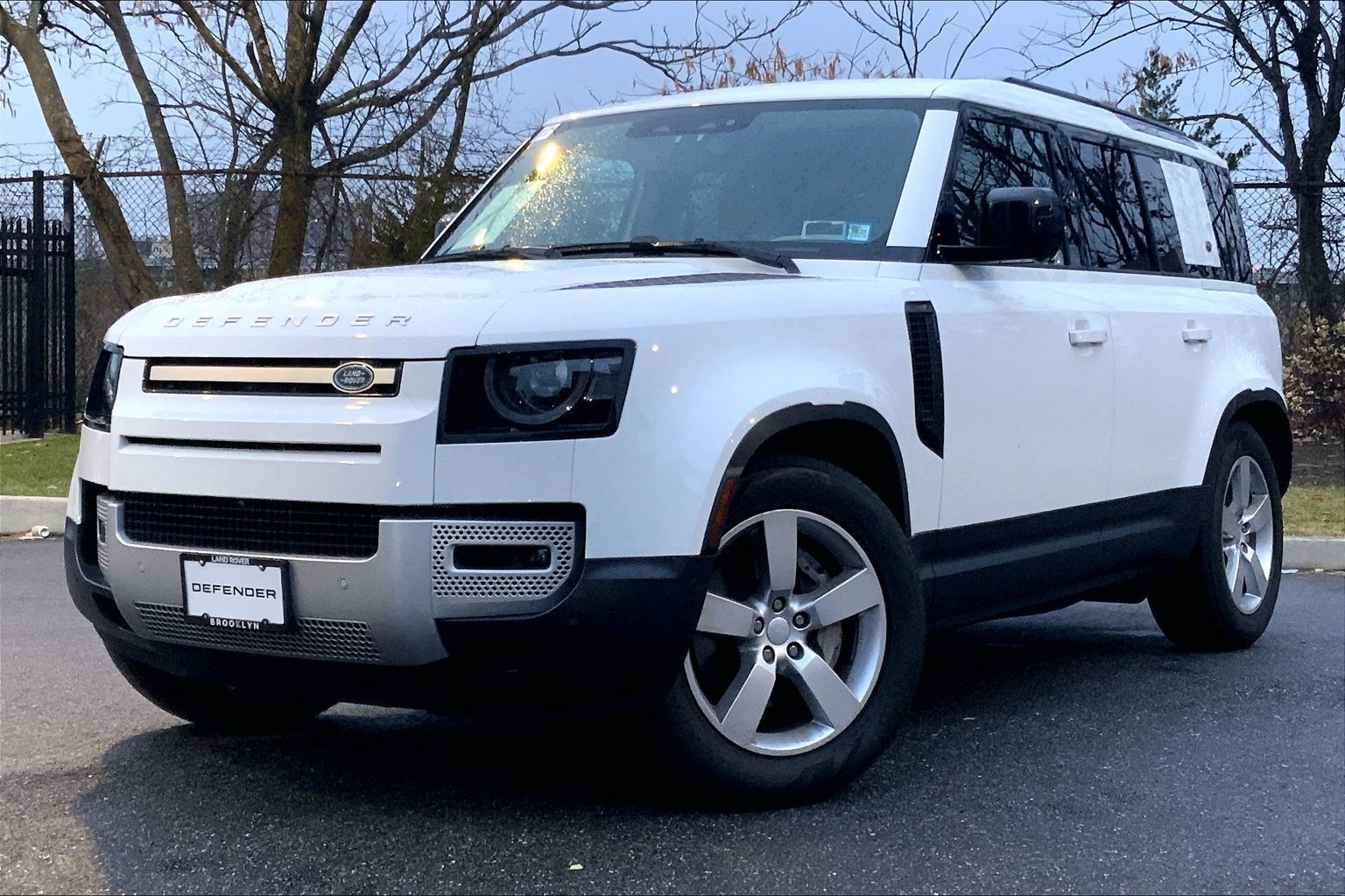 2024 Land Rover Defender S's photo