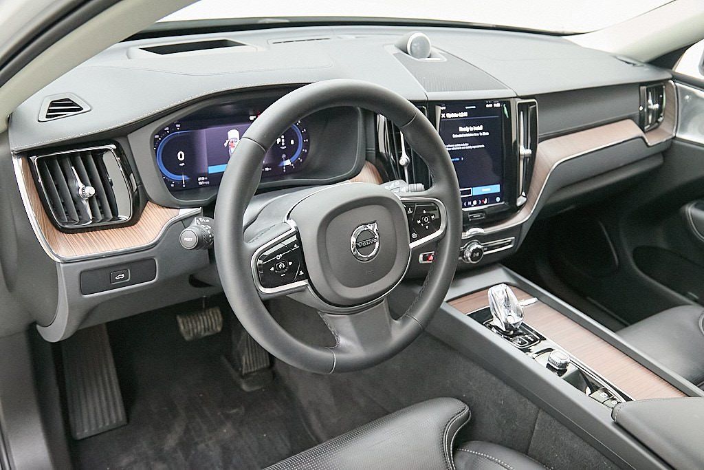 2023 VOLVO XC60 - Image 12