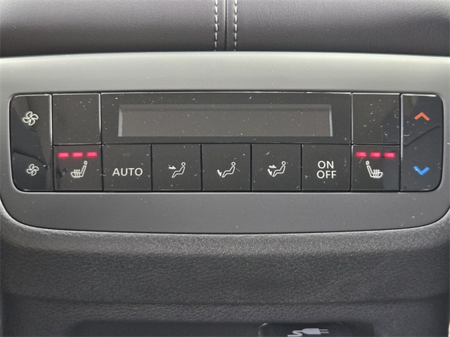 2025 Nissan Pathfinder Platinum photo 11
