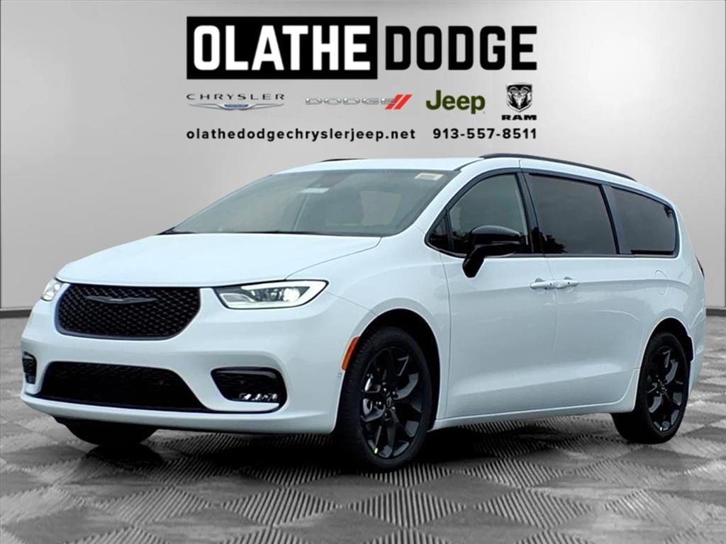 2026 Chrysler Pacifica Select's photo