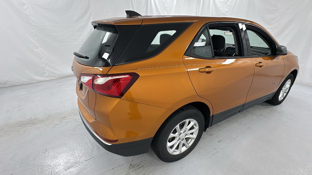 2018 Chevrolet Equinox LS photo 3