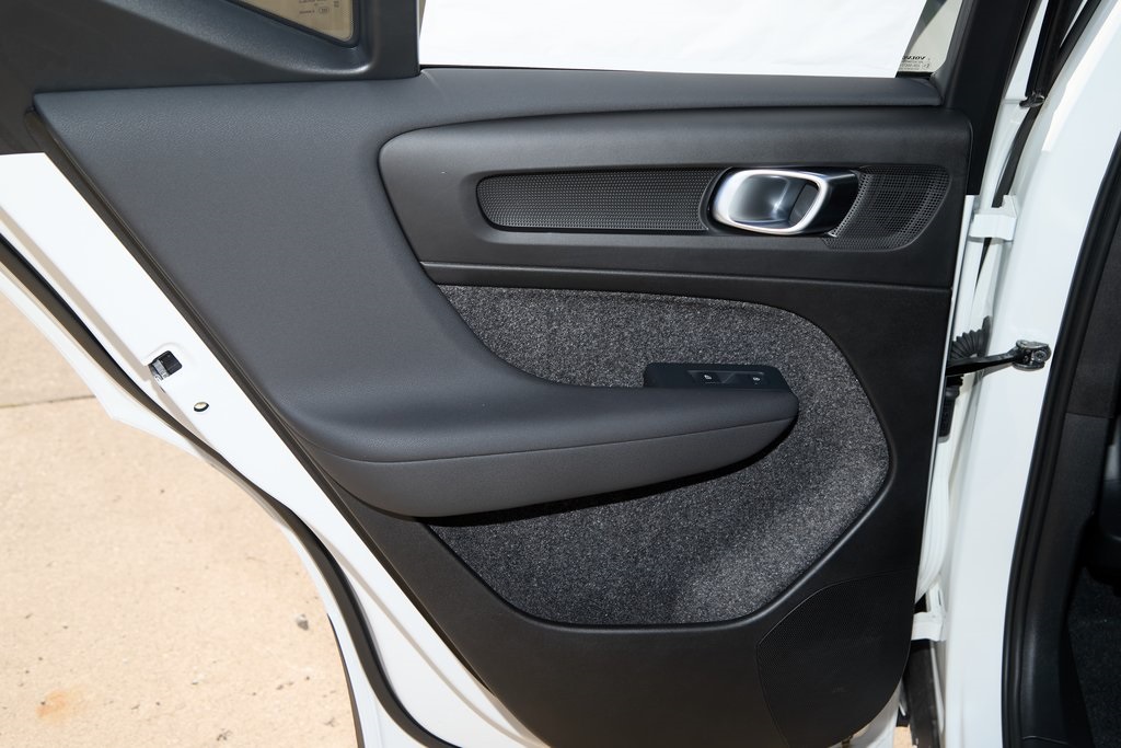 2025 VOLVO XC40 - Image 16