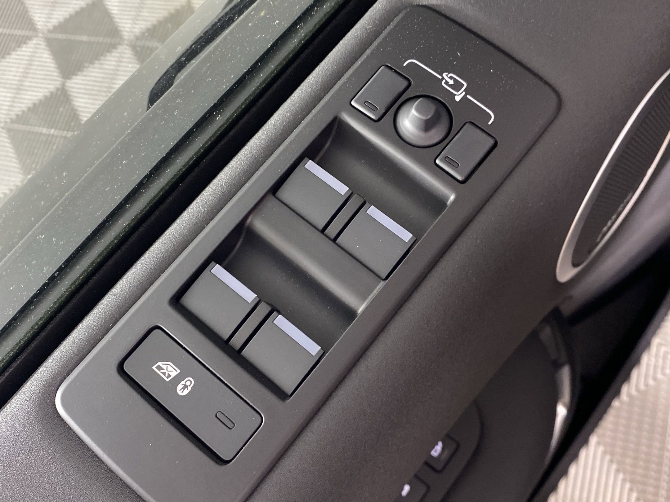 2025 Land Rover Discovery S photo 9