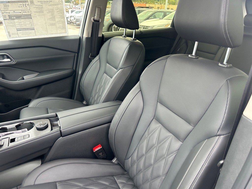 2026 Nissan Rogue Platinum photo 2