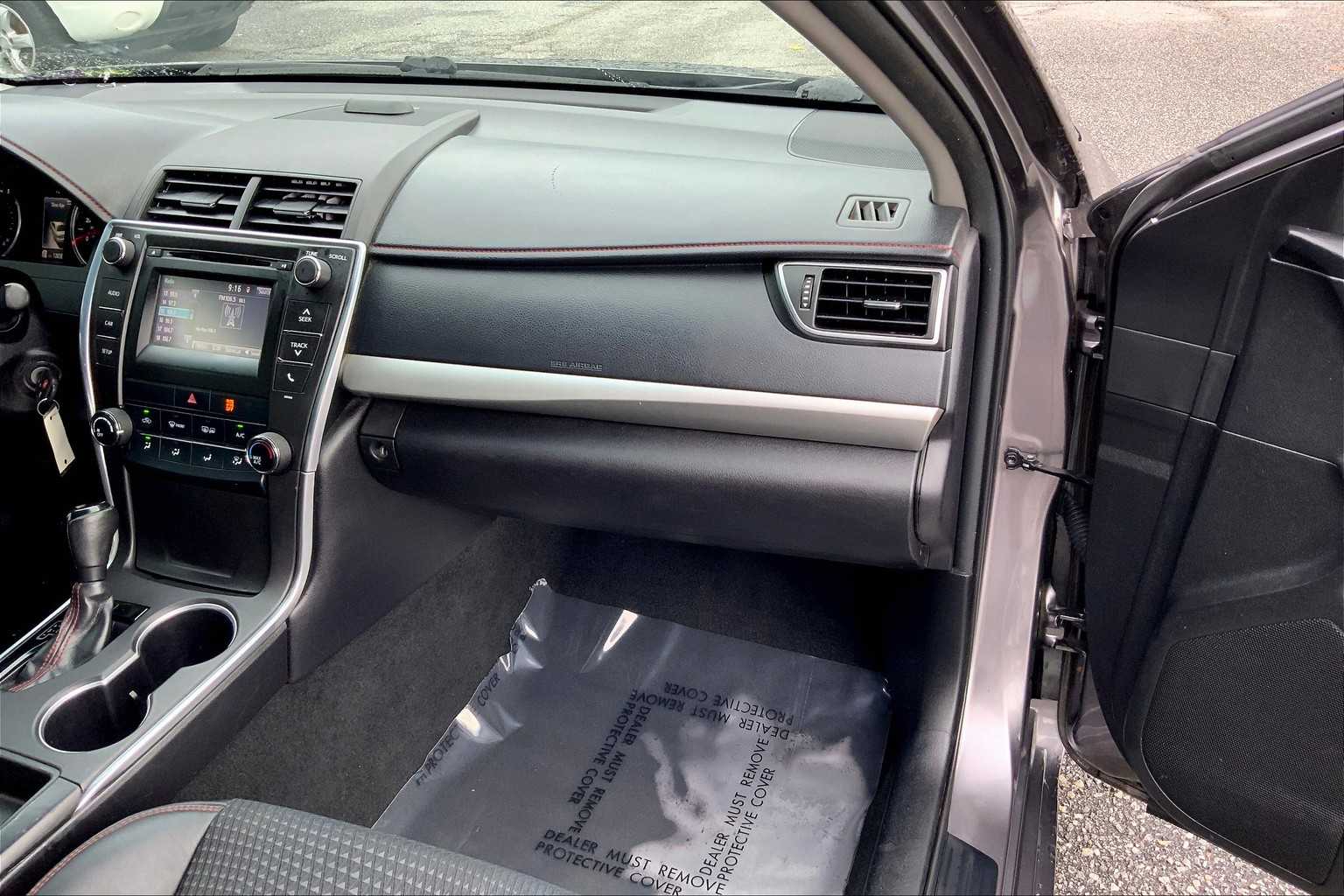2015 Toyota Camry SE photo 16