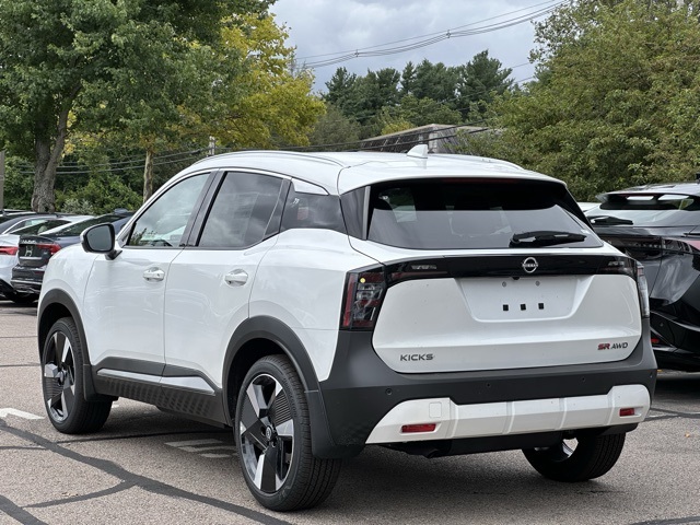 2025 Nissan Kicks SR photo 3