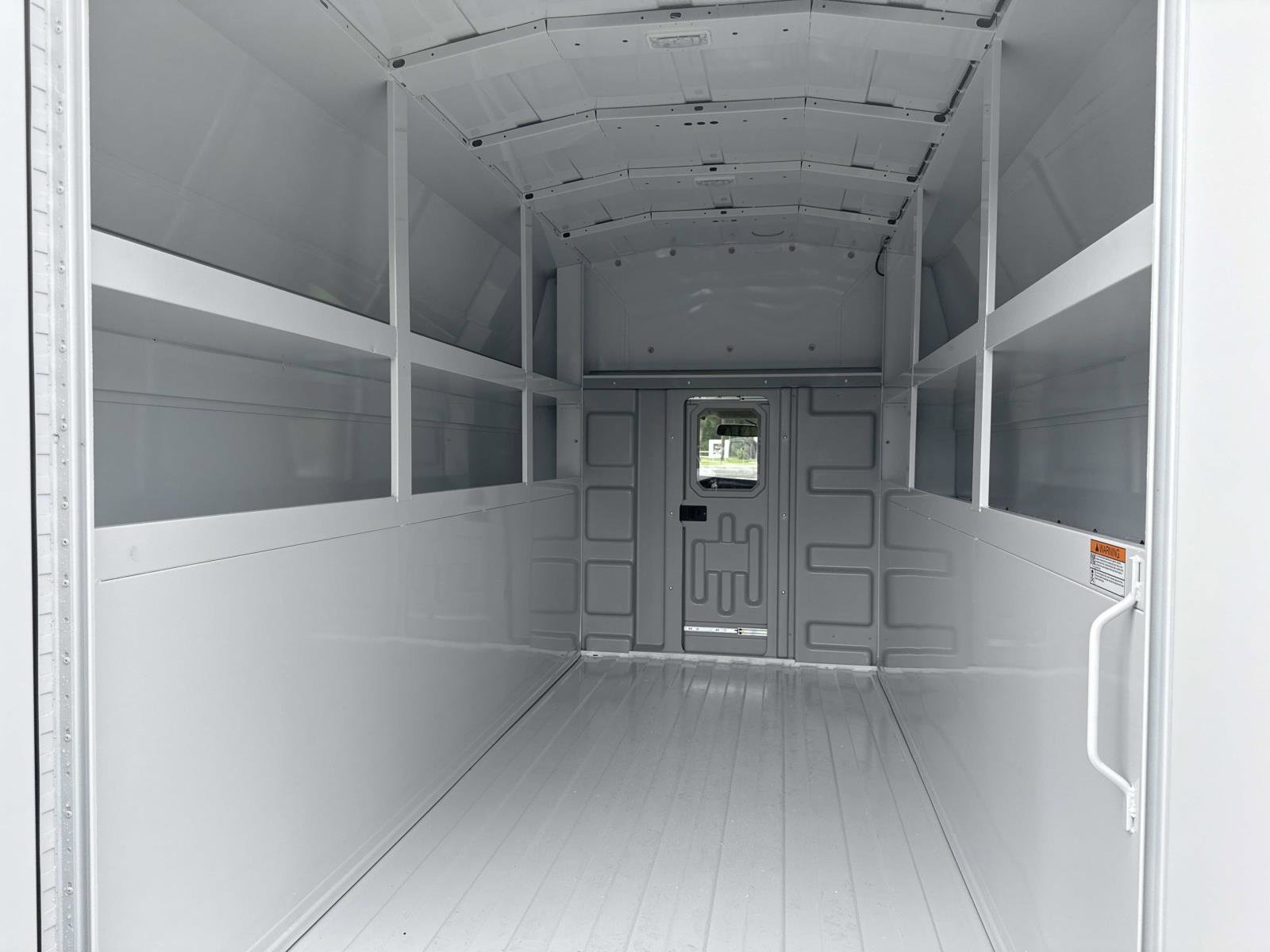 2025 Chevrolet Express Cutaway 3500 photo 2