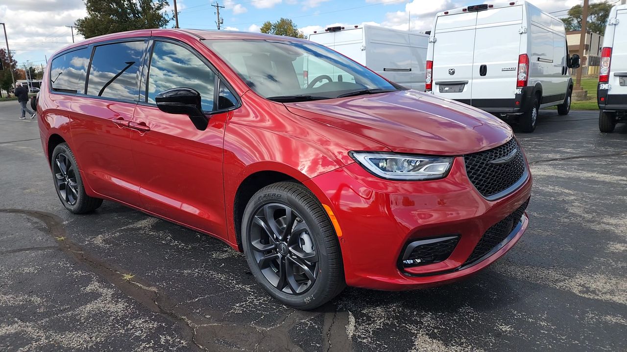 2026 Chrysler Pacifica photo 2