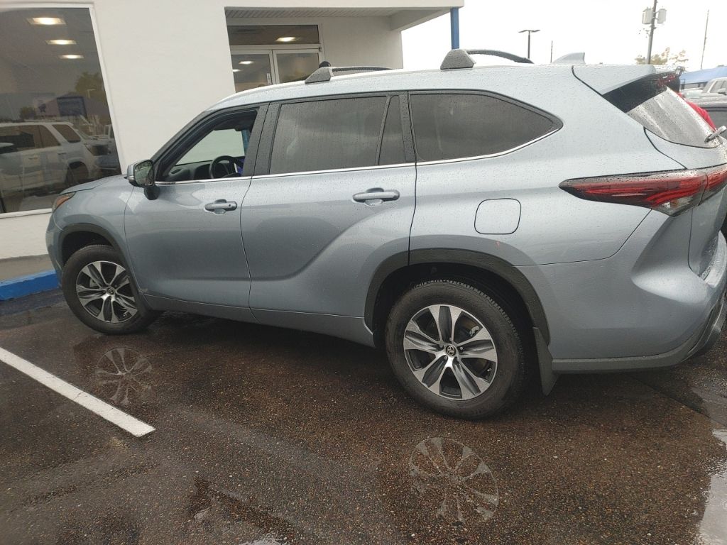 2024 Toyota Highlander XLE photo 7