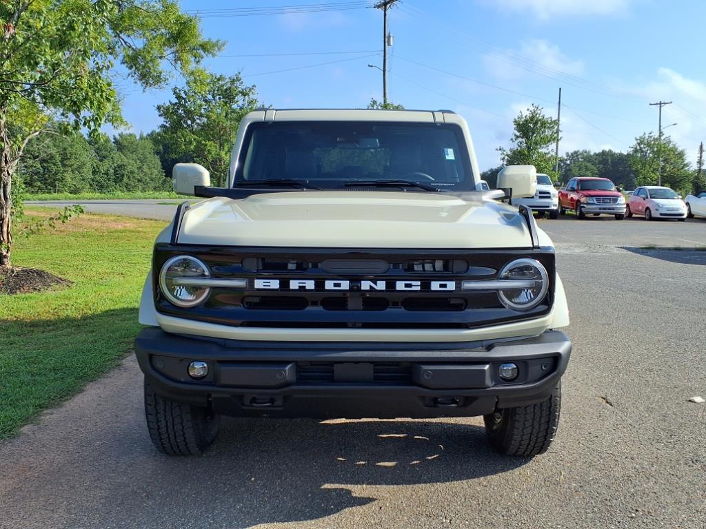 2025 Ford Bronco Outer Banks photo 2