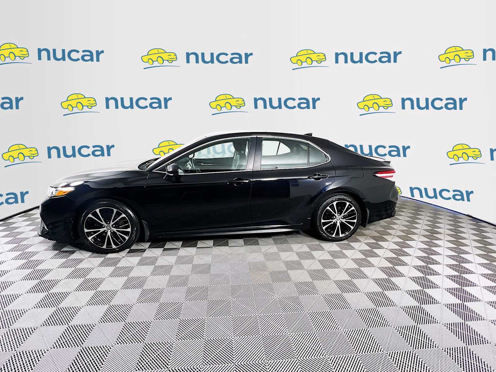 2020 Toyota Camry SE photo 4