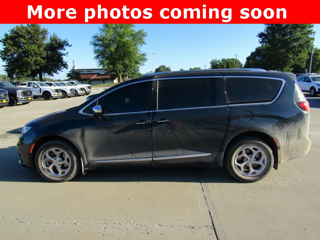 2021 Chrysler Pacifica Limited photo 2