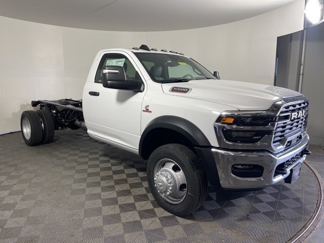 かめ New 2025 RAM 5500 Chassis Cab Tradesman Regular Cab in