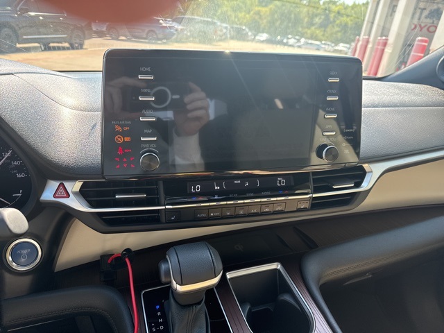 2024 Toyota Sienna XLE photo 6
