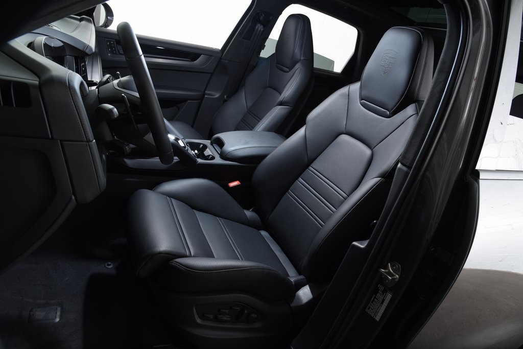 2025 Porsche Cayenne GTS photo 4