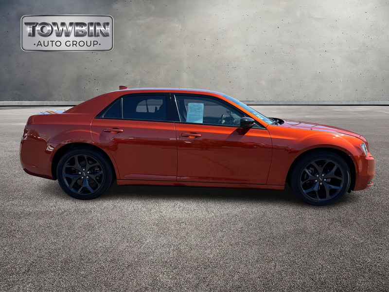 2021 Chrysler 300 Touring photo 3