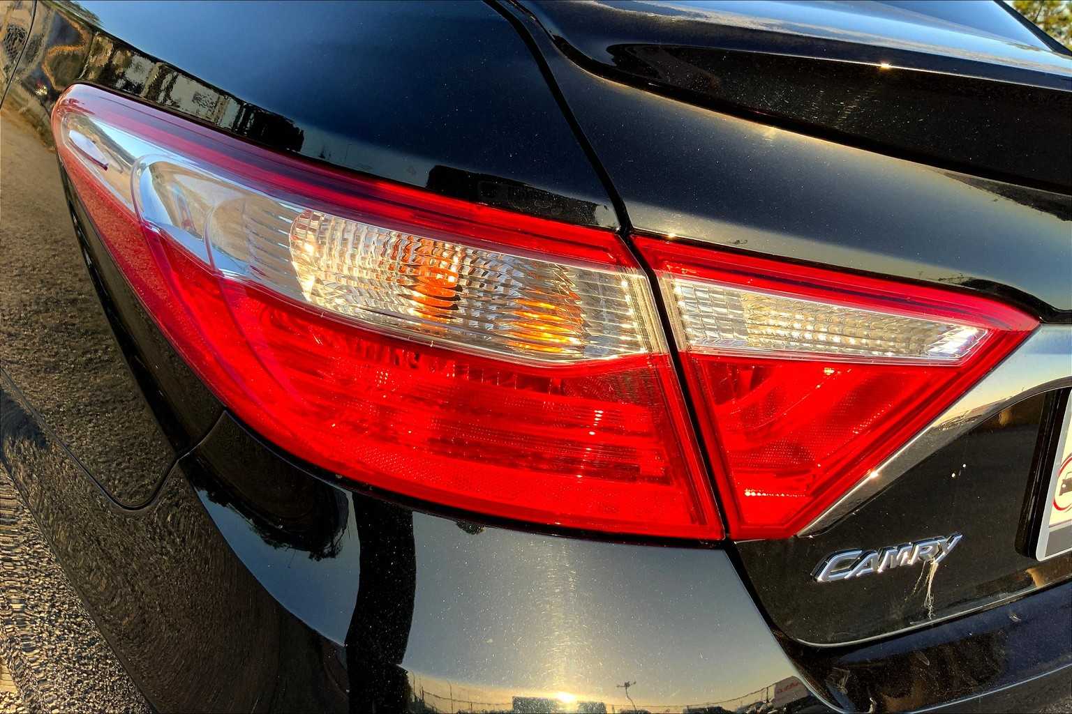 2015 Toyota Camry SE photo 27
