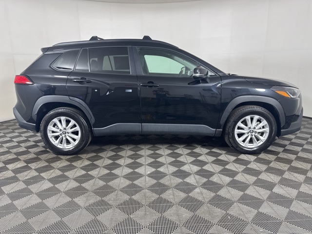 2024 Toyota Corolla Cross LE photo 2