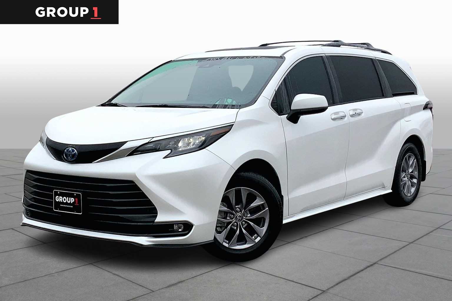 2025 Toyota Sienna XLE's photo
