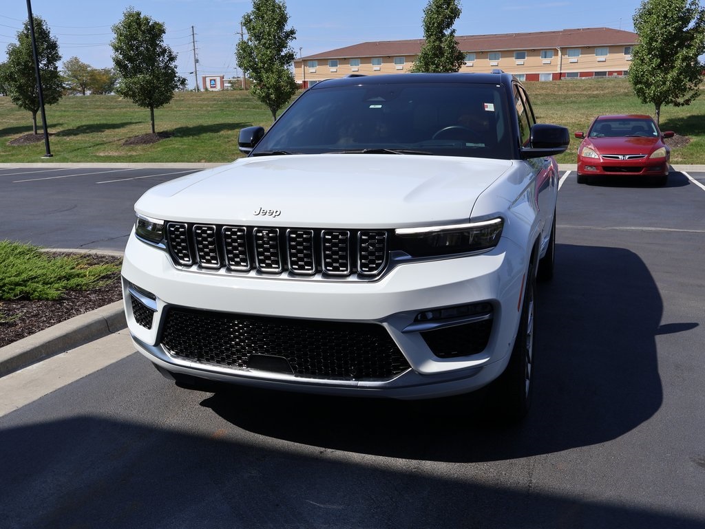 2023 Jeep Grand Cherokee Summit photo 2