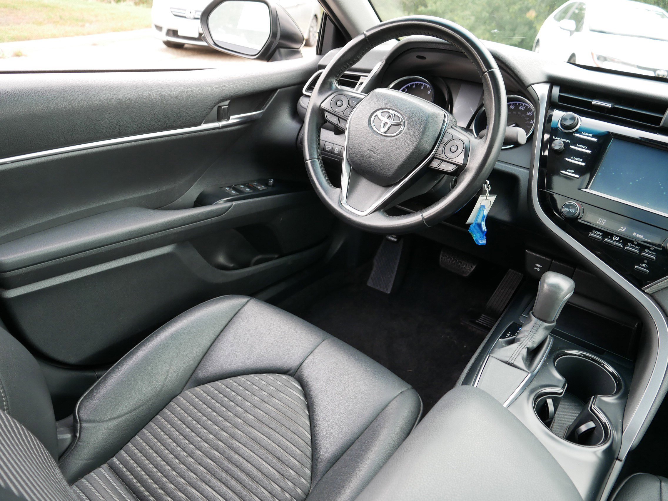 2019 Toyota Camry SE photo 8