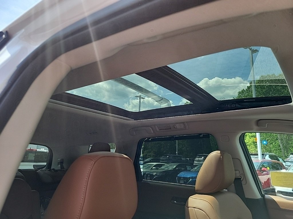 2025 Nissan Pathfinder Platinum photo 8