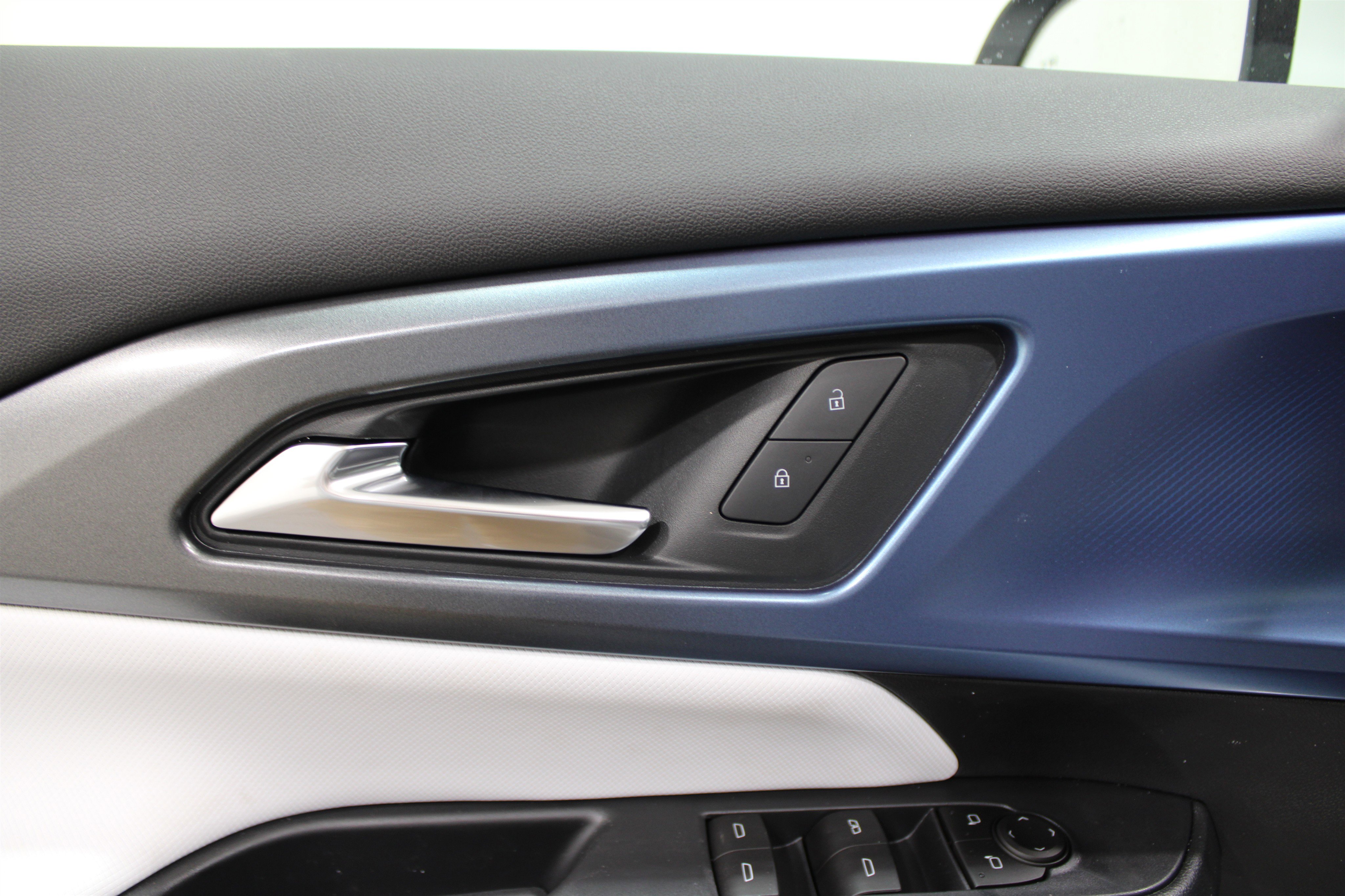 2026 Chevrolet Equinox EV LT photo 8