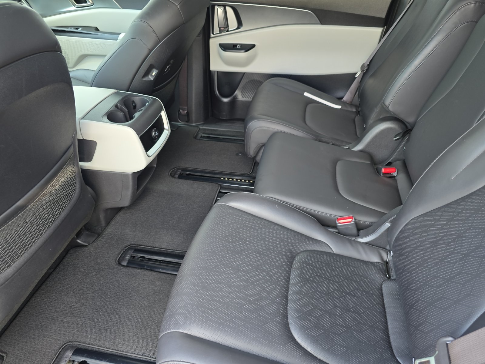 2024 Kia Carnival LX photo 9