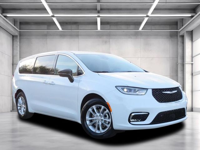 2026 Chrysler Pacifica Select's photo