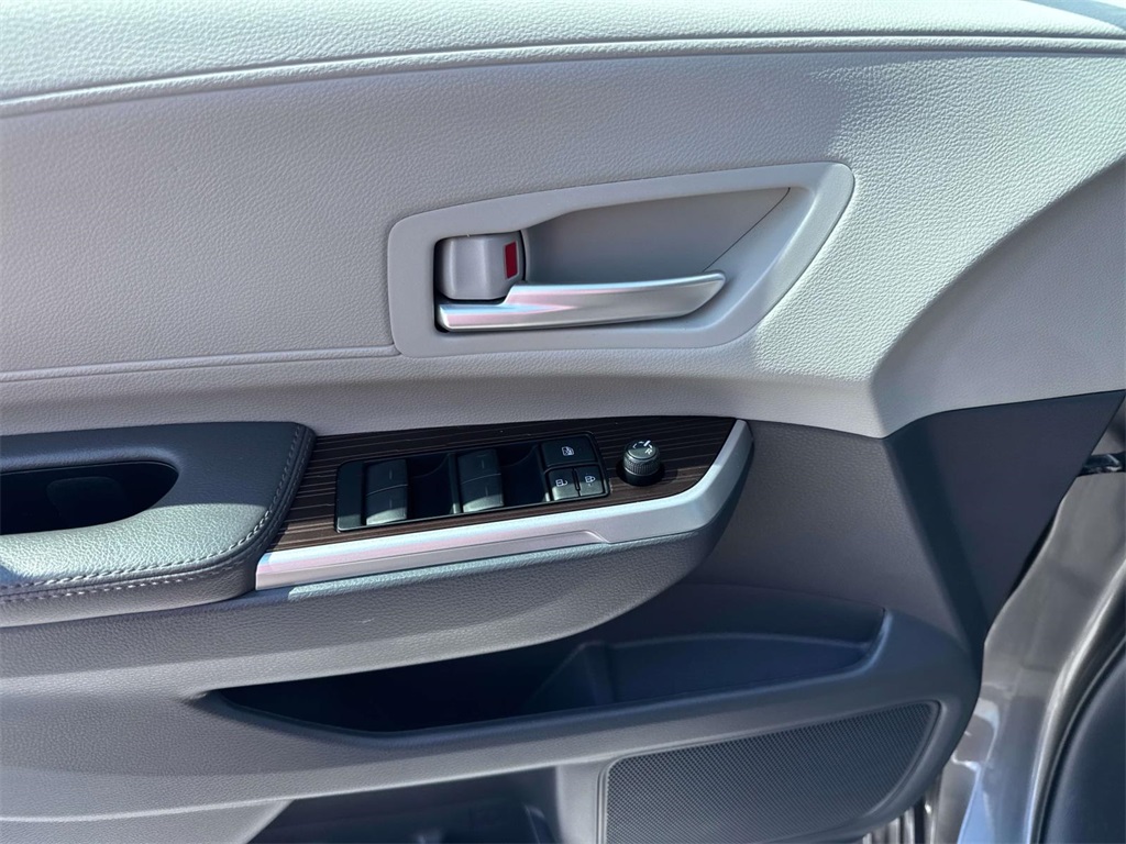 2024 Toyota Sienna XLE photo 20