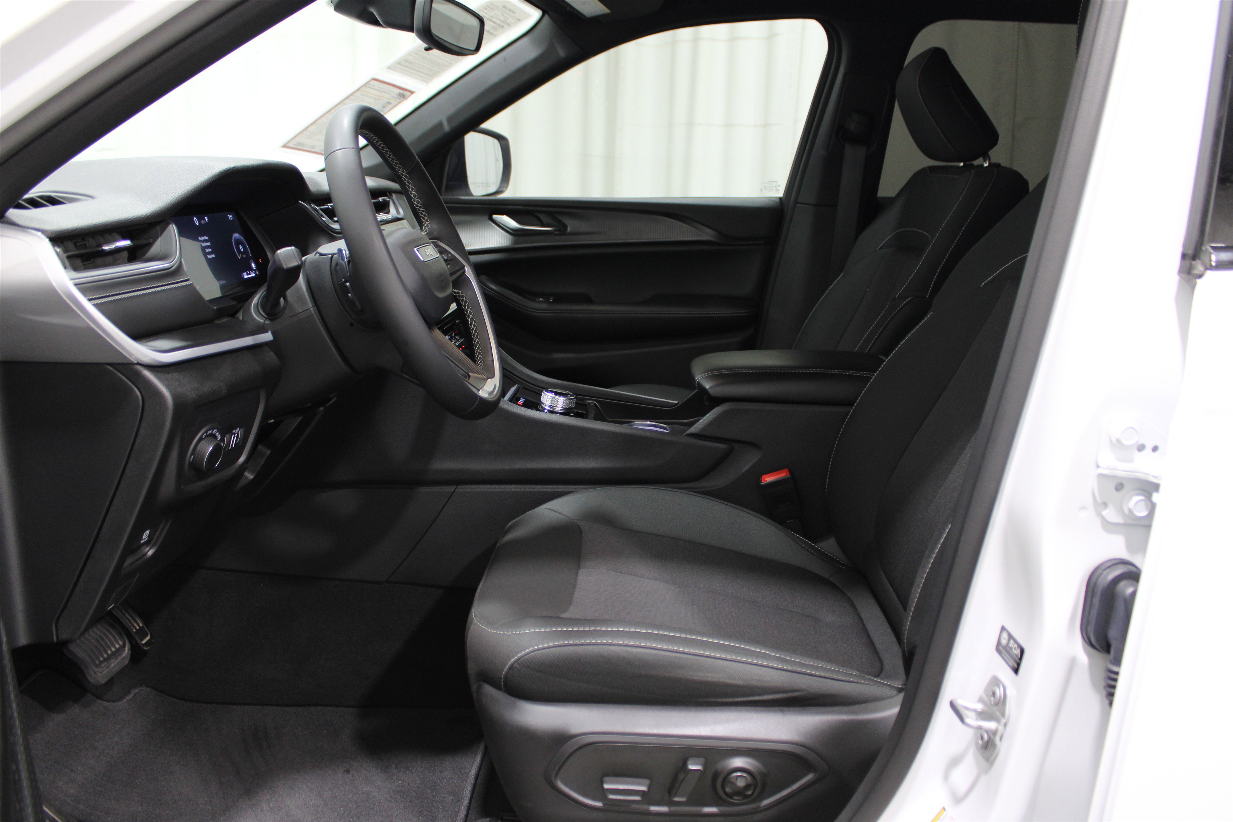 2024 Jeep Grand Cherokee Laredo X photo 3