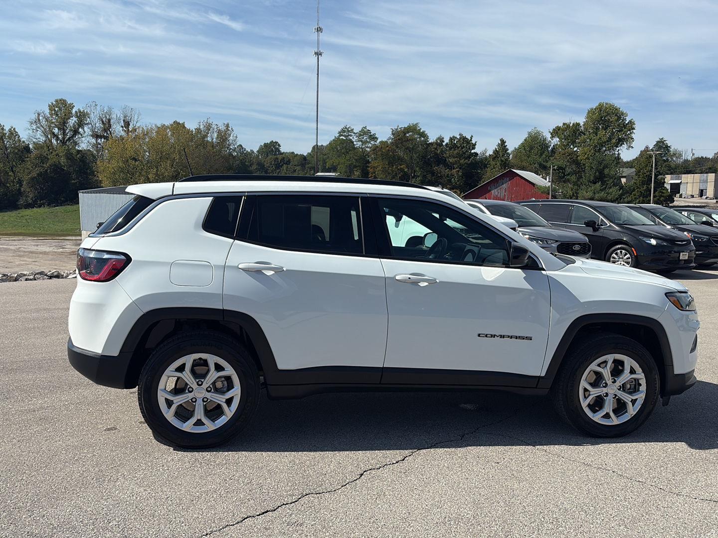 2024 Jeep Compass Latitude photo 3