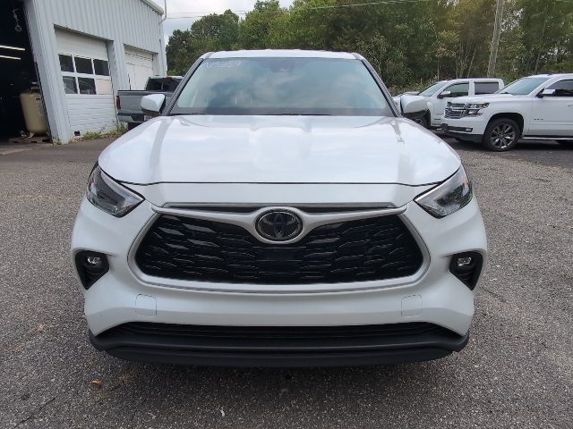 2024 Toyota Highlander LE photo 3