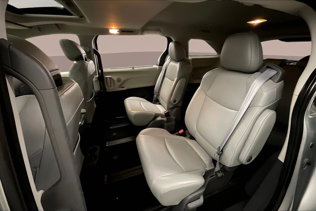 2021 Toyota Sienna XLE photo 25