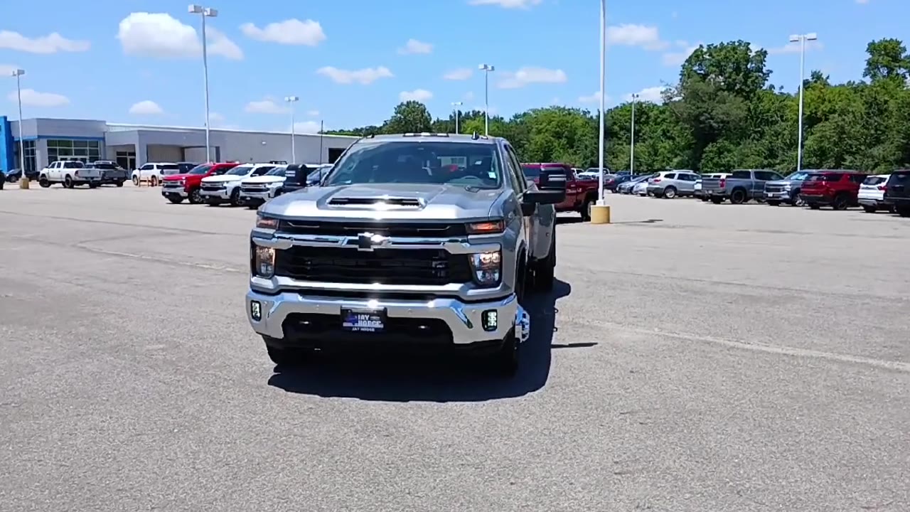 2025 Chevrolet Silverado 3500HD LT photo 3