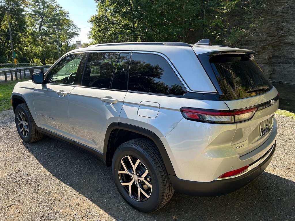 2025 Jeep Grand Cherokee Limited photo 3