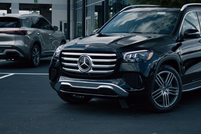 2025 Mercedes Benz GLS 450 4MATIC photo 2