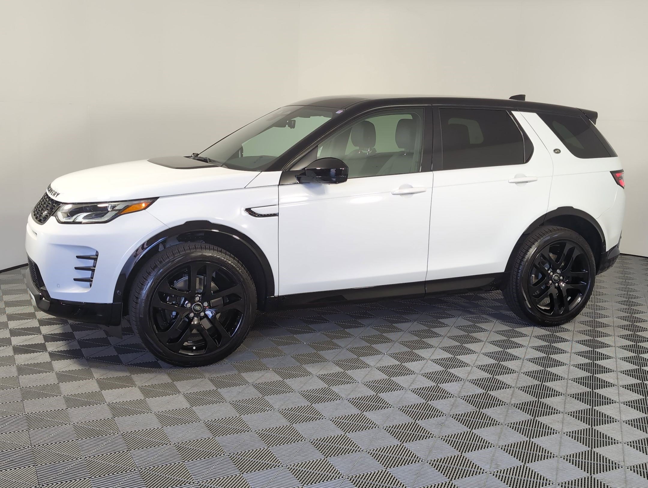2025 Land Rover Discovery Sport Dynamic SE's photo