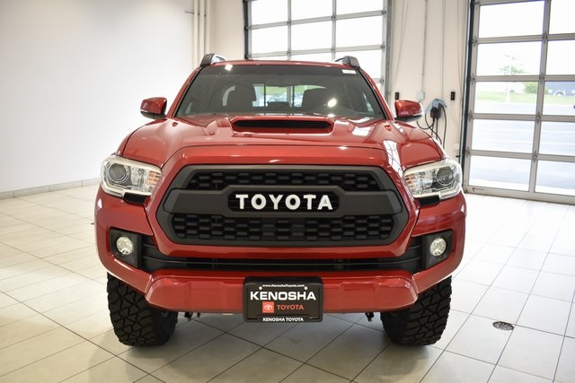 2017 Toyota Tacoma TRD Sport photo 3