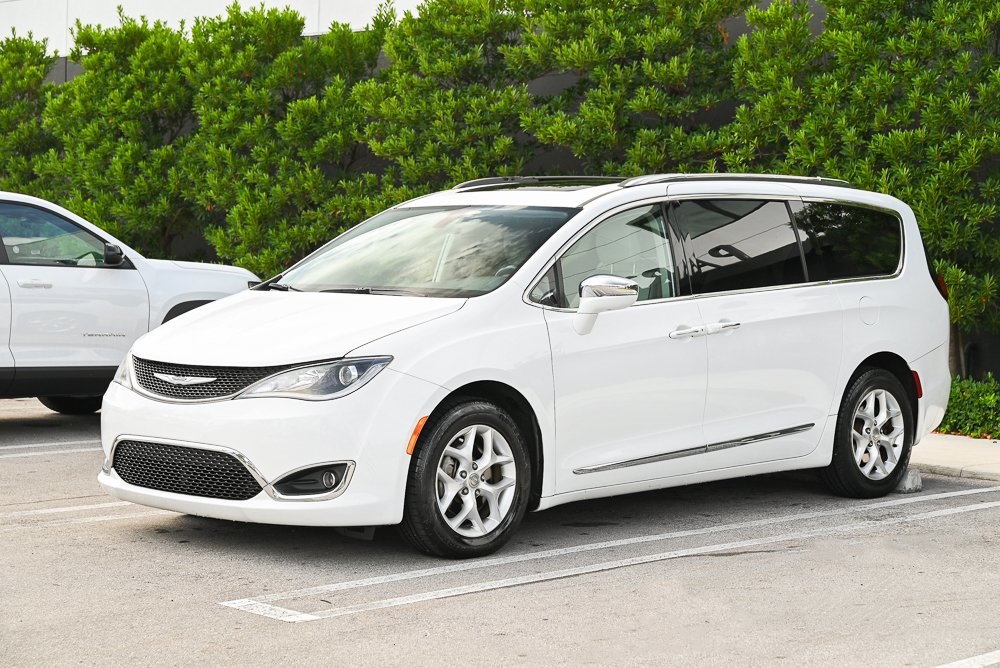 2020 Chrysler Pacifica Limited's photo