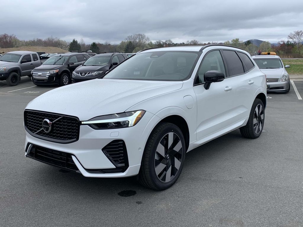 2025 Volvo XC60 T8 Plus photo 3