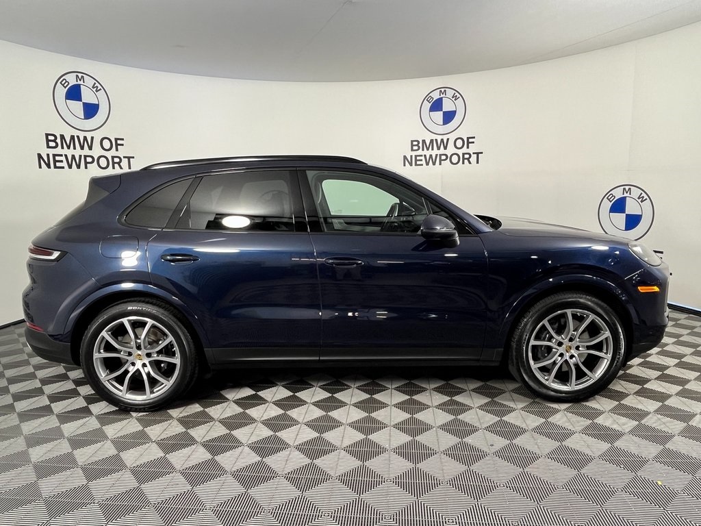 2024 Porsche Cayenne Base photo 2